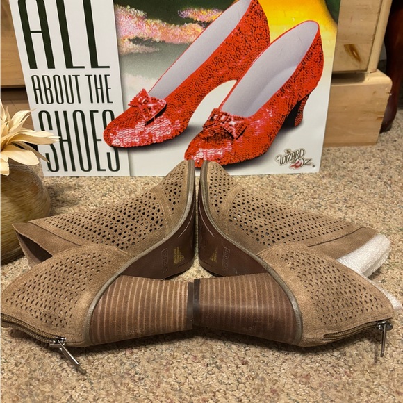 🆕Vince Camuto Brown Ankle Booties - Picture 11 of 12